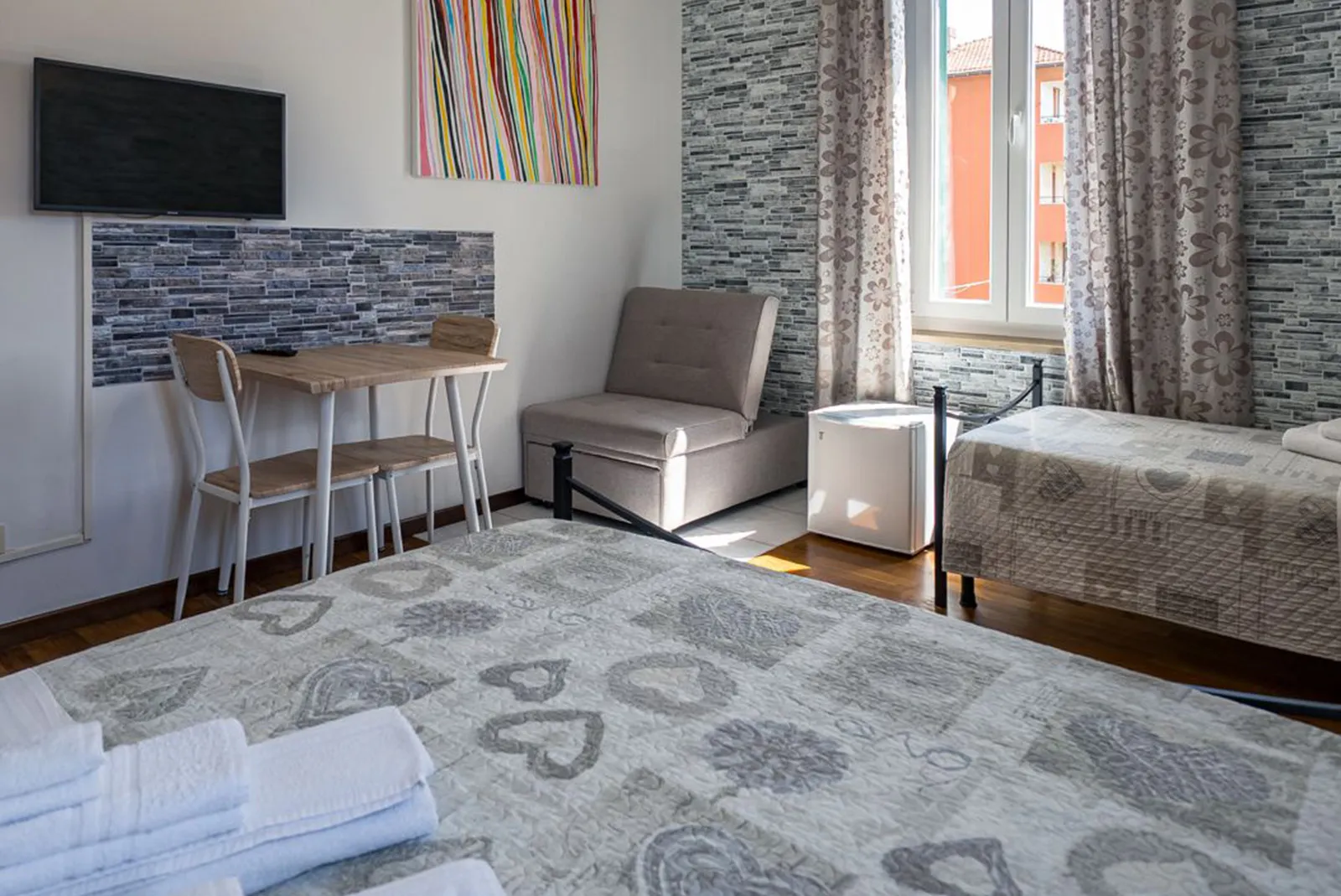 Camera MatrimonialeDoppia + Letti Singoli 2