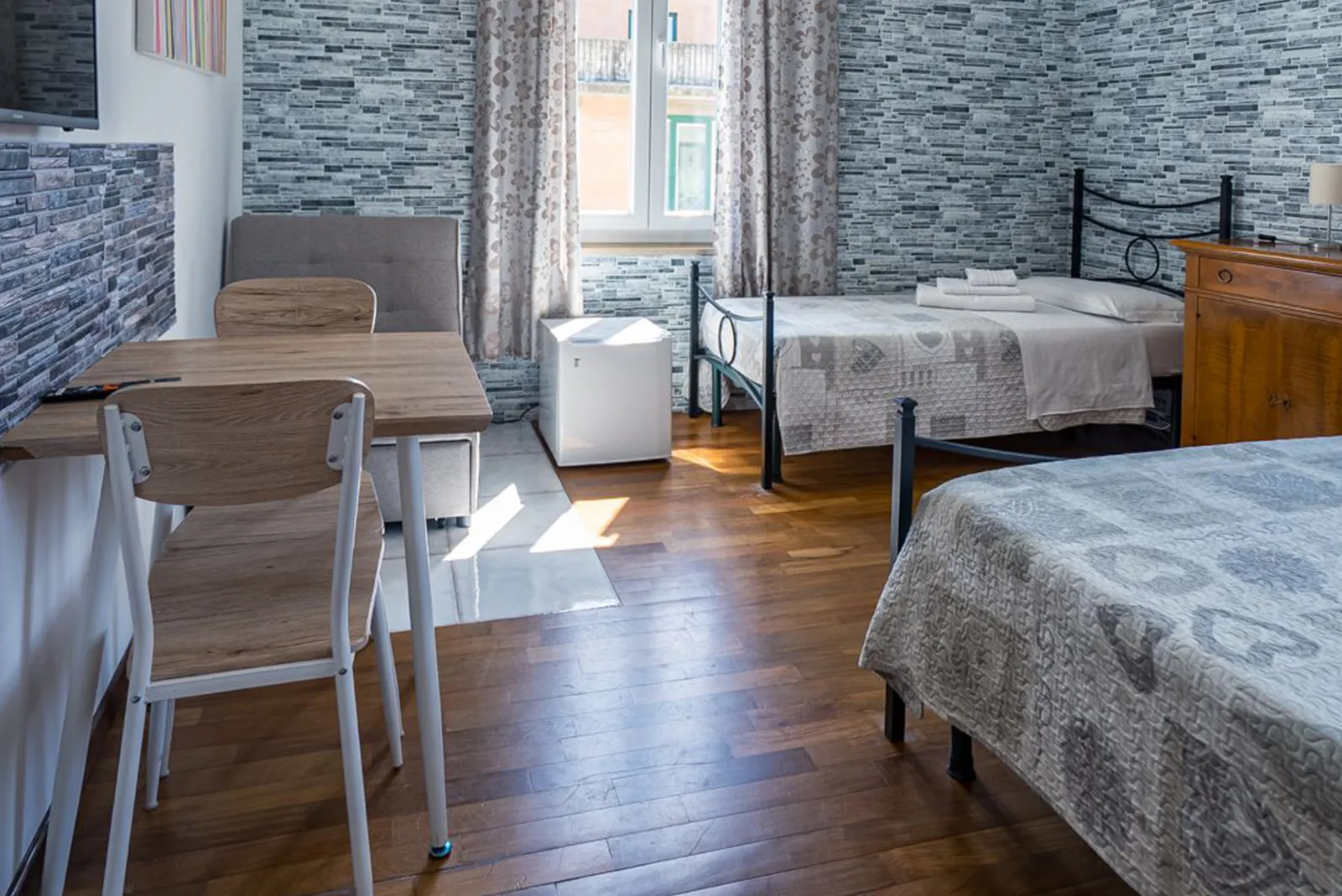 Camera MatrimonialeDoppia + Letti Singoli 3