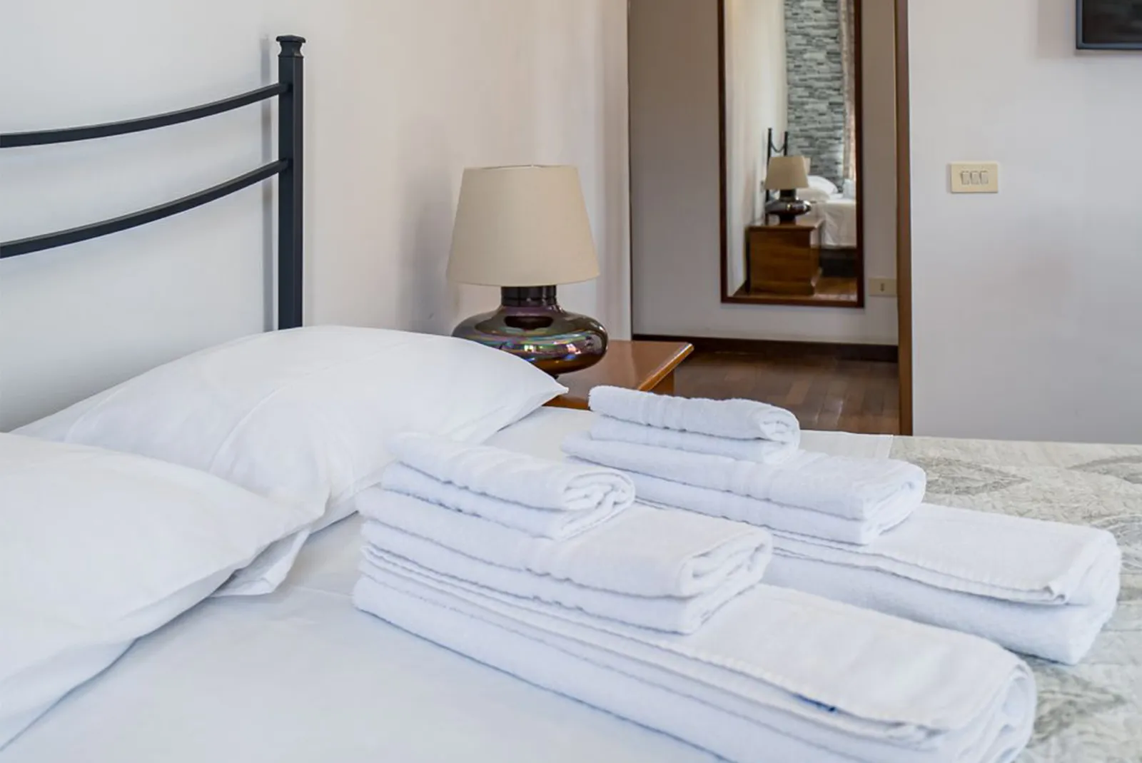 Camera MatrimonialeDoppia + Letti Singoli 4