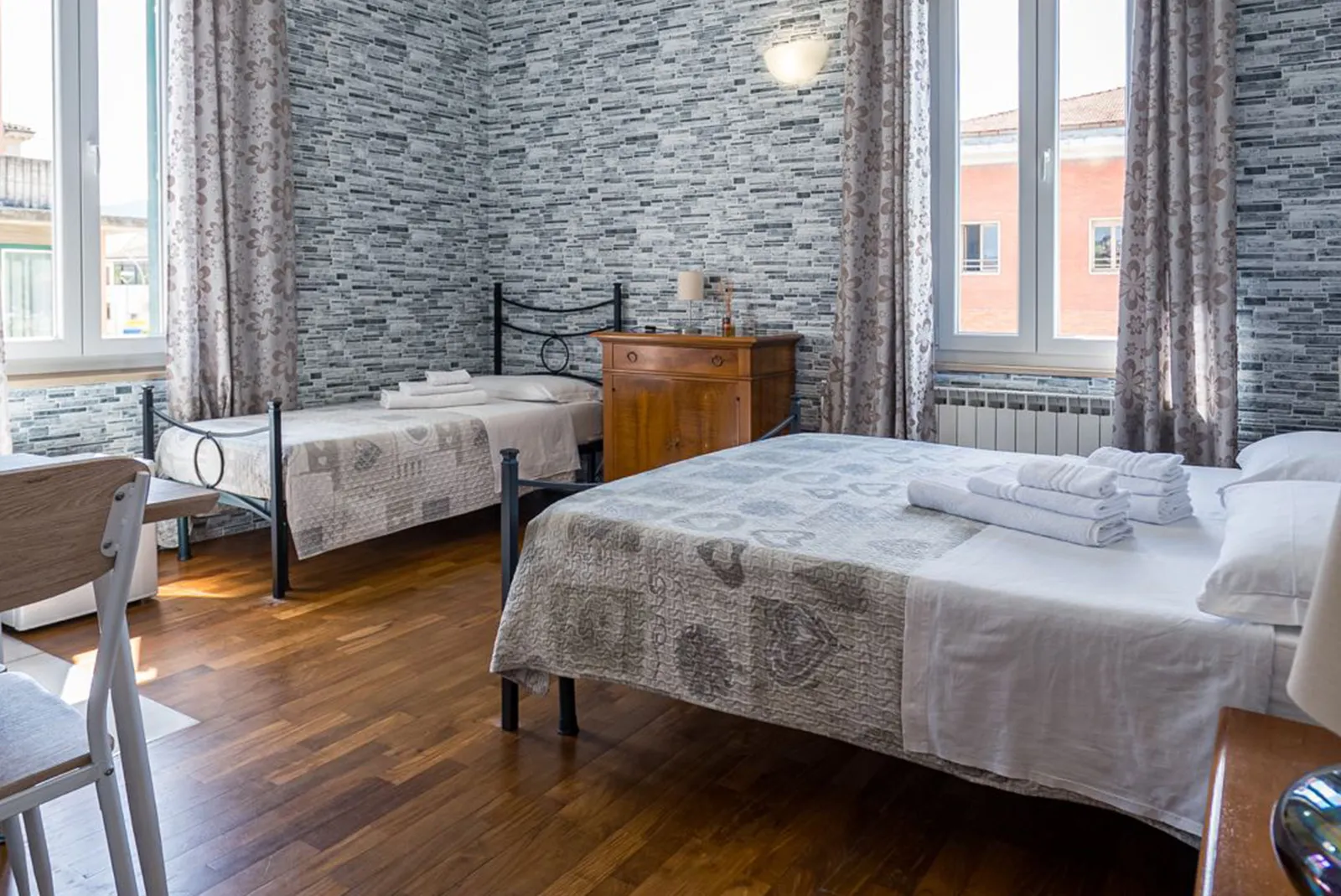 Camera MatrimonialeDoppia + Letti Singoli 5