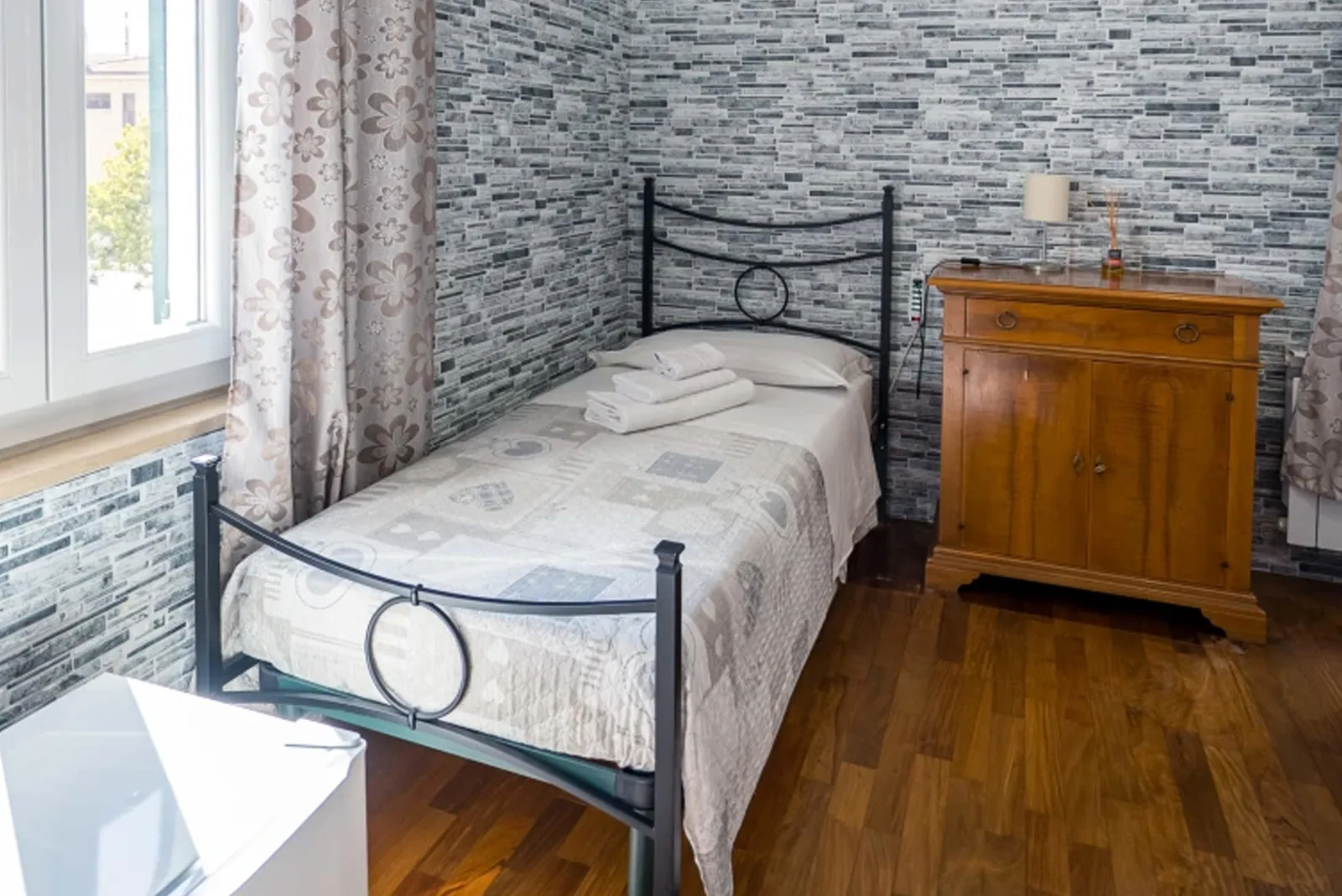 camera-matrimoniale-doppia-con-letti-singoli 6